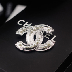 Chanel brooches #9127599