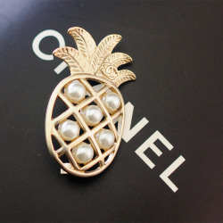 Chanel brooches #9127614