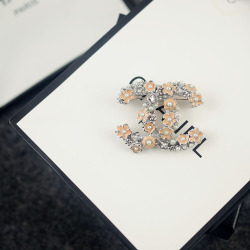 Chanel brooches #9127626