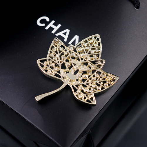 Chanel brooches #9127664