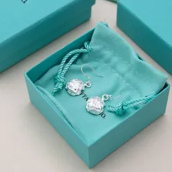 Tiffany Designer Style earrings  and  original box #B65182
