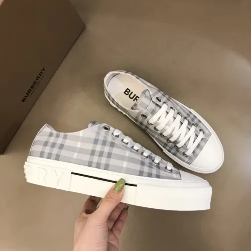 Burberry Shoes for Men's and women Sneakers #B40162