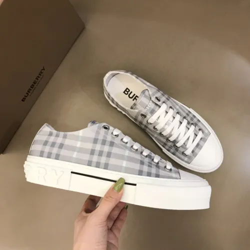 Burberry Shoes for Men's and women Sneakers #B40162